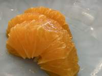 食品, 座る, オレンジ, フルーツ が含まれている画像

自動的に生成された説明