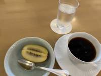 カップ, コーヒー, テーブル, ドーナツ が含まれている画像

自動的に生成された説明