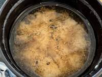 鍋の中の料理

中程度の精度で自動的に生成された説明
