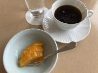 皿の上にあるコーヒー

低い精度で自動的に生成された説明