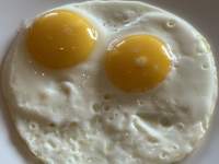 皿の上にある卵

自動的に生成された説明