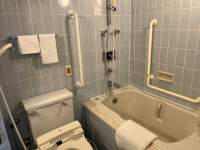 シャワールームがあるバスルーム

自動的に生成された説明