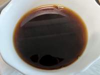 皿の上のカップに入った飲み物

中程度の精度で自動的に生成された説明