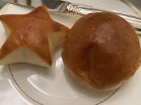 皿の上のパン

中程度の精度で自動的に生成された説明