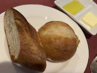 皿に盛られたパン

中程度の精度で自動的に生成された説明