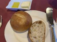 皿の上のパン

自動的に生成された説明