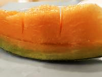 フルーツ, テーブル, 座る, オレンジ が含まれている画像

自動的に生成された説明