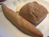 皿に盛られたパン

低い精度で自動的に生成された説明