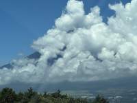 雲がかかった山

自動的に生成された説明