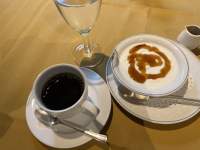 テーブルの上に置かれたコーヒーカップ

中程度の精度で自動的に生成された説明