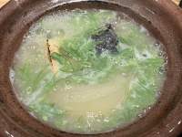 鍋の中のスープ

低い精度で自動的に生成された説明