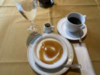 テーブルの上にあるコーヒー

低い精度で自動的に生成された説明