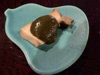 皿の上のチョコレートドーナツ

低い精度で自動的に生成された説明