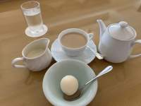 テーブルの上に置かれたコーヒーカップ

低い精度で自動的に生成された説明