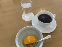 皿の上にあるコーヒー

自動的に生成された説明
