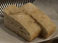 半分に切られたパン

低い精度で自動的に生成された説明