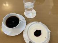 カップ, テーブル, コーヒー, 食品 が含まれている画像

自動的に生成された説明