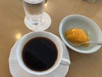テーブルの上にあるコーヒー

中程度の精度で自動的に生成された説明