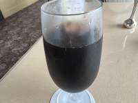 ガラスのコップに入った飲み物

中程度の精度で自動的に生成された説明