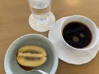 カップ, コーヒー, テーブル, 皿 が含まれている画像

自動的に生成された説明