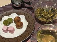 皿の上の食べ物とワイングラス

中程度の精度で自動的に生成された説明