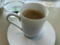 テーブルに置かれたコーヒーカップ

中程度の精度で自動的に生成された説明