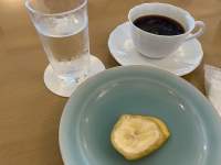皿の上のドーナツとコーヒー

自動的に生成された説明