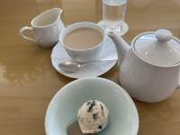 皿の上にあるコーヒー

中程度の精度で自動的に生成された説明