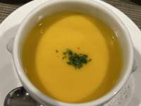 オレンジ色のスープ

中程度の精度で自動的に生成された説明