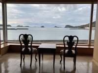 海の見える窓の前にある椅子

中程度の精度で自動的に生成された説明