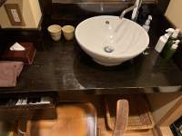 テーブルの上に鏡があるバスルーム

低い精度で自動的に生成された説明