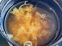 鍋の中に入っている食べ物

低い精度で自動的に生成された説明