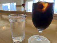 ワイングラスに入った飲み物

自動的に生成された説明