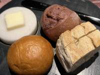トレイの上にある数種類のパン

自動的に生成された説明