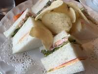 サンドイッチとポテトチップス

自動的に生成された説明