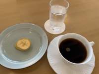 皿の上にあるコーヒー

低い精度で自動的に生成された説明