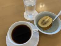 皿の上に置かれたコーヒーカップ

低い精度で自動的に生成された説明