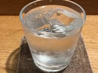 ガラスのコップに入った飲み物

低い精度で自動的に生成された説明