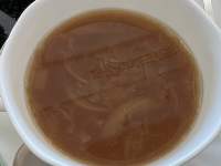 カップに入っているスープ

中程度の精度で自動的に生成された説明