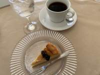 皿の上のデザートとコーヒー

中程度の精度で自動的に生成された説明