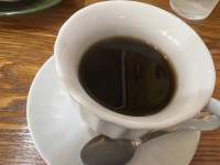 皿の上に置かれたコーヒーカップ

中程度の精度で自動的に生成された説明