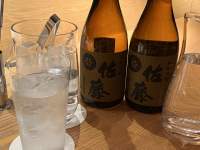 ビール瓶とグラスに入った飲み物

中程度の精度で自動的に生成された説明