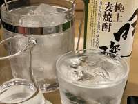 テーブルの上の飲み物が入ったグラス

中程度の精度で自動的に生成された説明