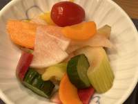皿の上の肉と野菜とフルーツ

中程度の精度で自動的に生成された説明
