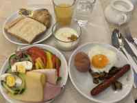 テーブルの上にあるいろんな食べ物
AI 生成コンテンツは誤りを含む可能性があります。