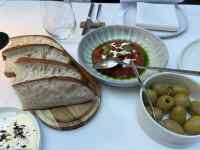 皿, 食品, テーブル, 屋内 が含まれている画像
AI 生成コンテンツは誤りを含む可能性があります。