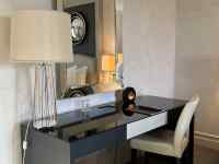 屋内, テーブル, 部屋, 座る が含まれている画像
AI 生成コンテンツは誤りを含む可能性があります。