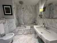 シャワーがあるバスルーム
AI 生成コンテンツは誤りを含む可能性があります。