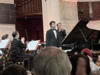 屋内, 男, 座る, グループ が含まれている画像
AI 生成コンテンツは誤りを含む可能性があります。