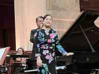 ピアノを弾いている男性
AI 生成コンテンツは誤りを含む可能性があります。